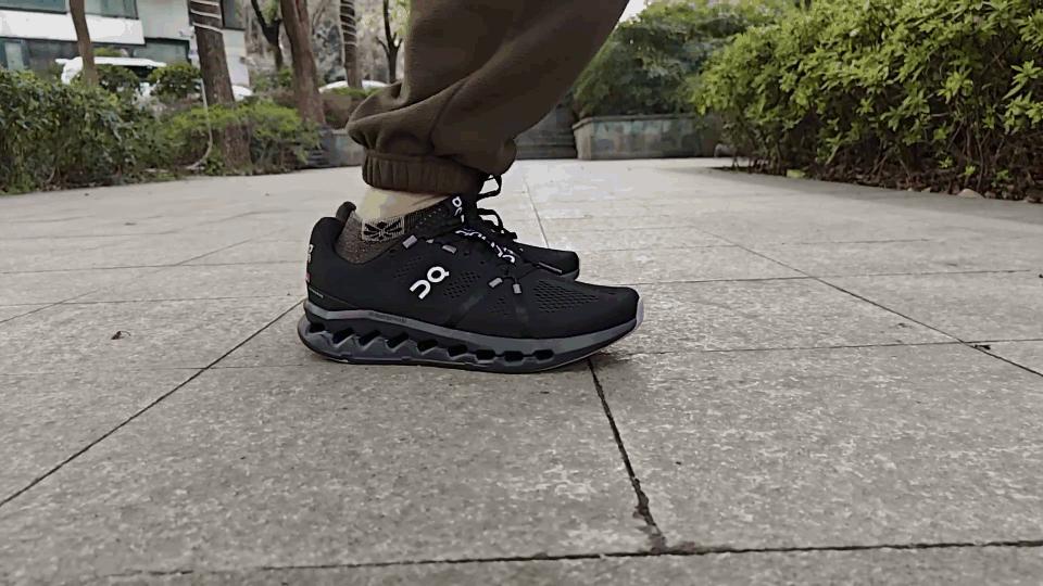 昂跑cloudsurfer和cloudeclipse,踩在云端的跑鞋