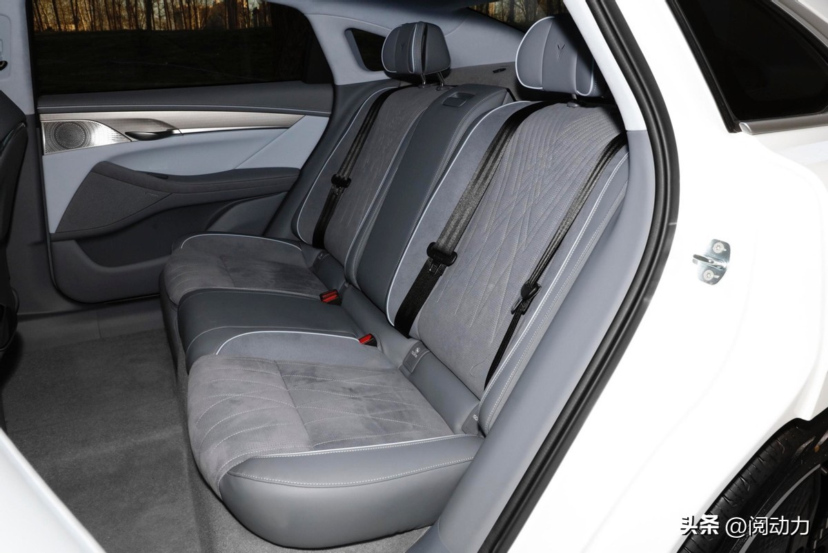 同为宝藏车型，岚图追光与极氪001，谁更适合年轻夫妻？