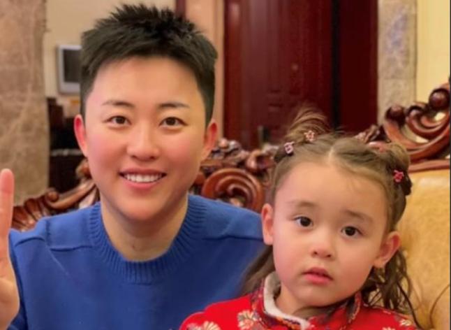 吉林女子花50万买精生子,女子斥巨资生混血女儿新闻