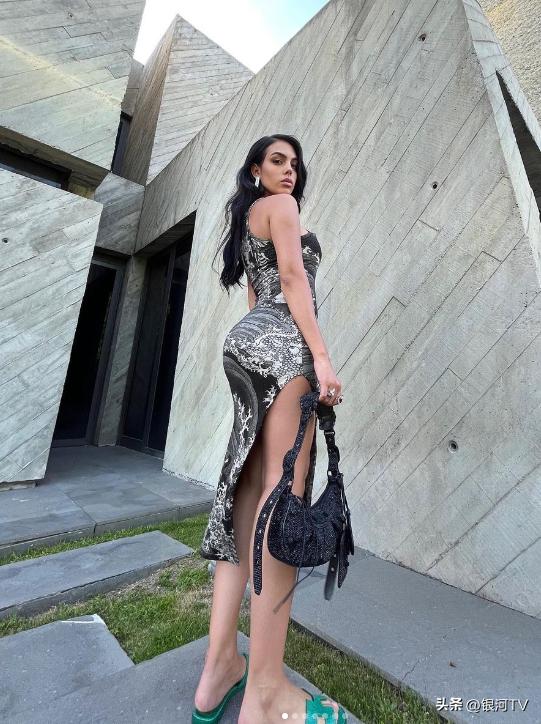 C罗女友孕后露面！紧身裤身材壮硕，暗示C罗下家，皇马球迷哭了