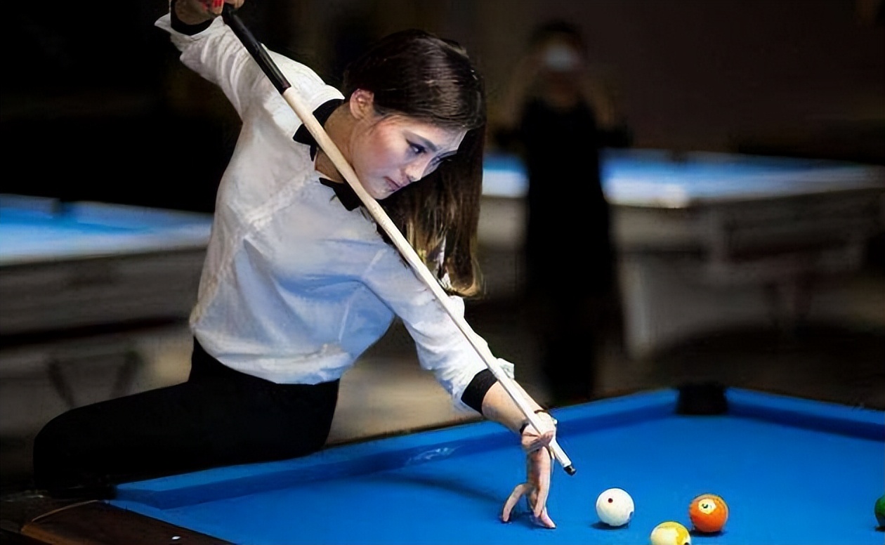 台球女神美貌不输潘晓婷,台球女神一杆清台