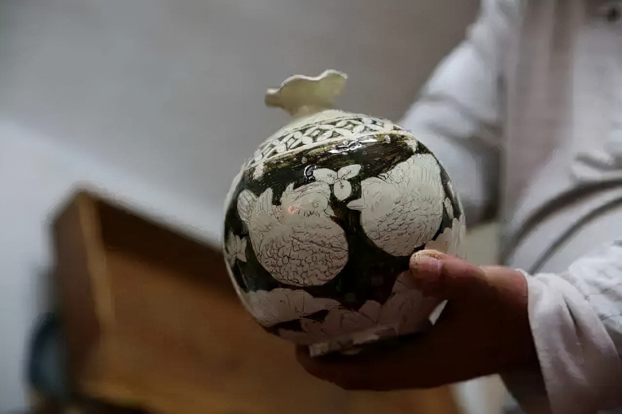 七旬老人50年收藏千万,老人痴迷古玩