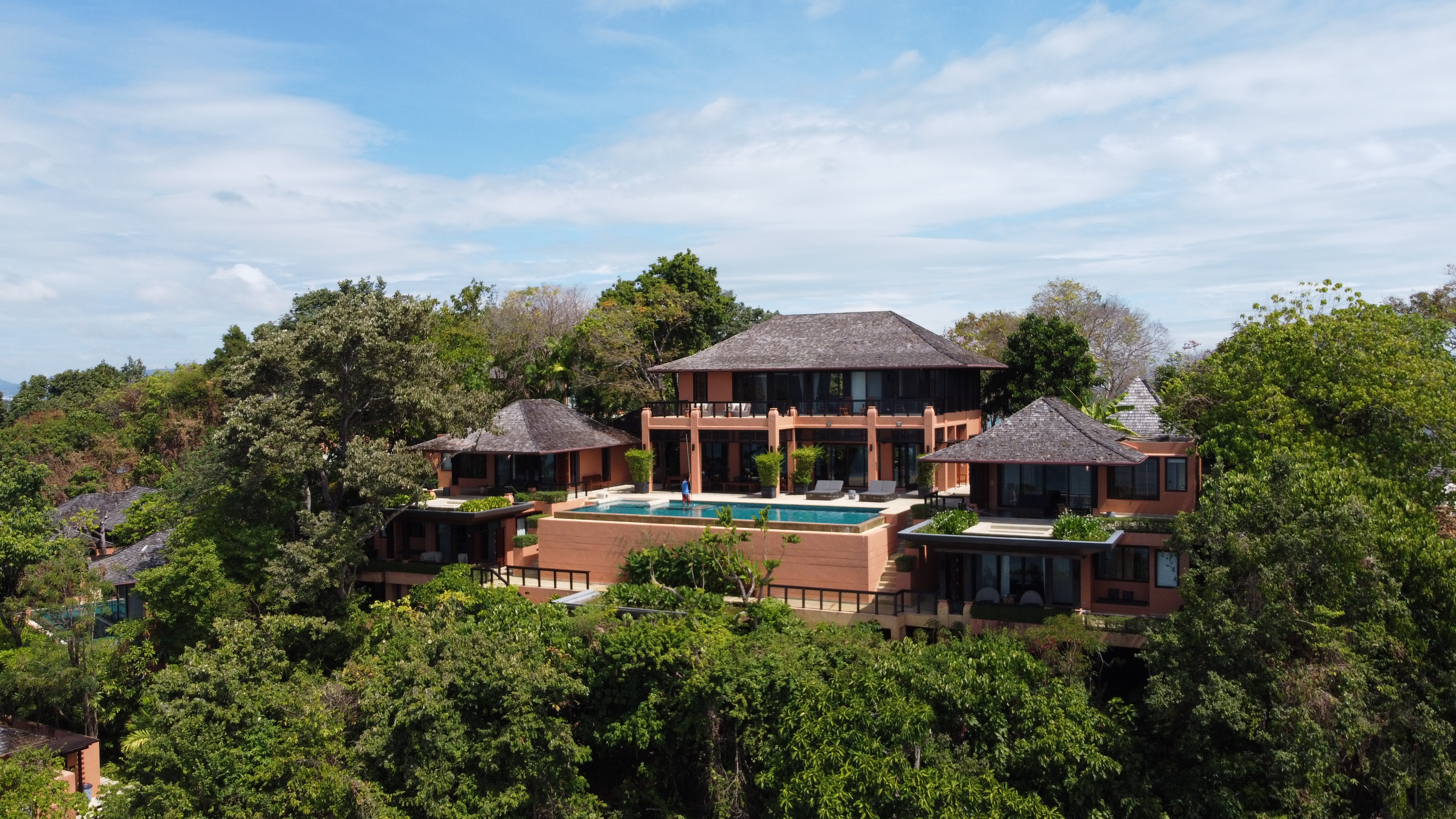 泰国房产持有期间的费用？泰国有房产税吗？泰国的物业费高吗？