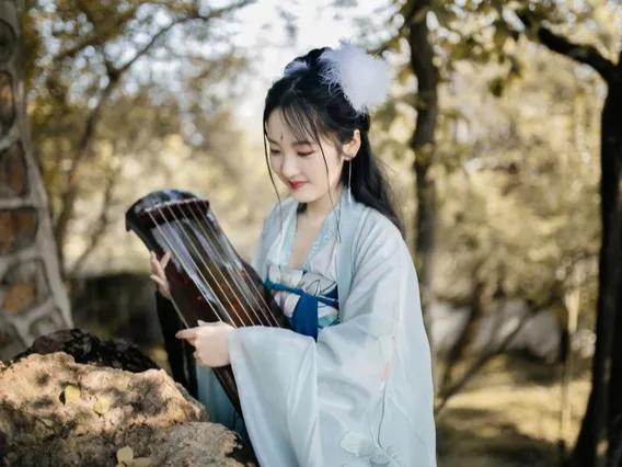 他认定未婚妻是她害死的，为了报复，逼她嫁给他，再慢慢折磨她