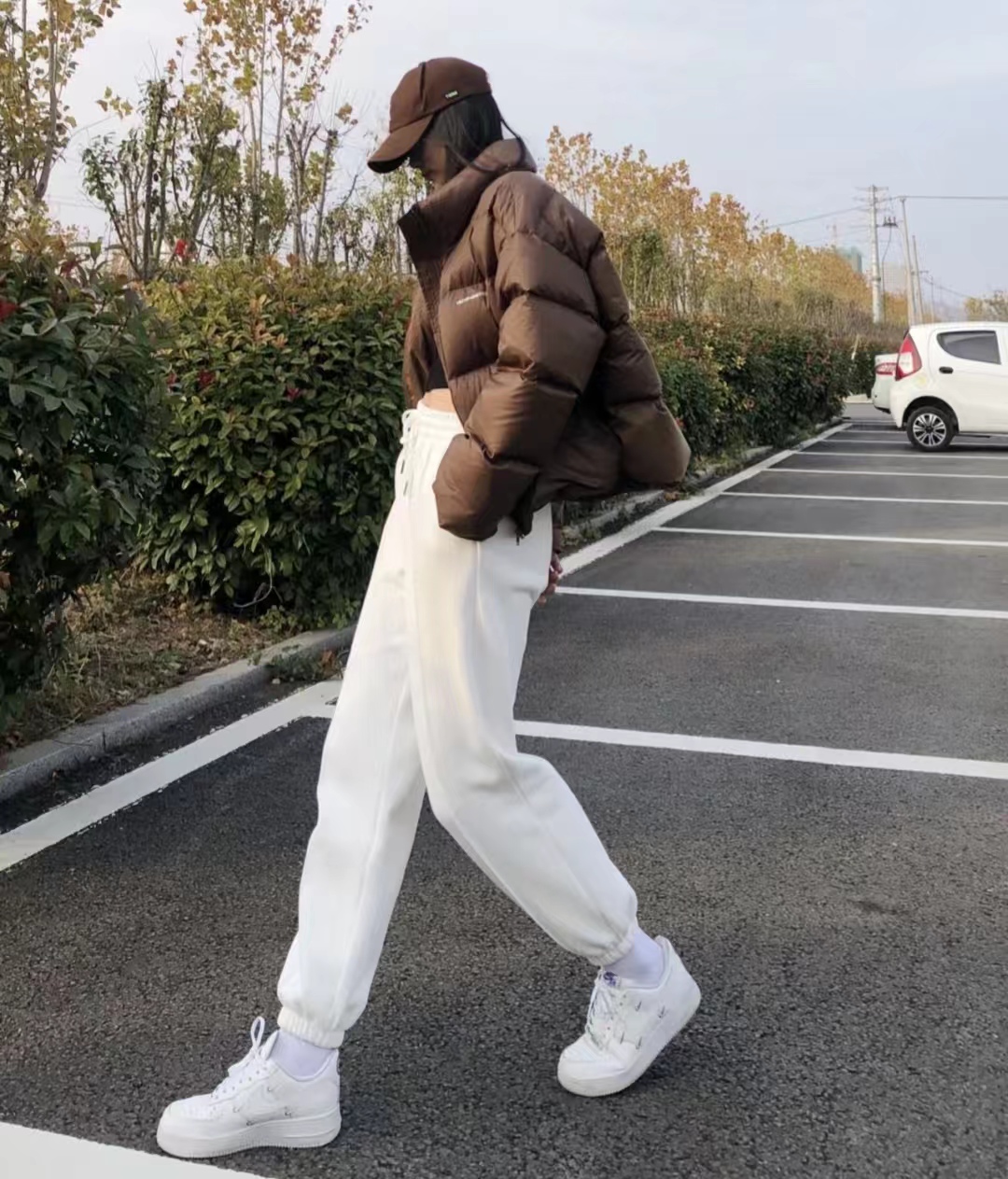 冬季穿什么颜色的羽绒服最百搭,流行的冬季羽绒服颜色搭配