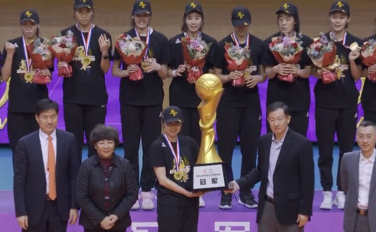 李盈莹等天津女排冠军成员凯旋受欢迎，王宝泉说出广大球迷心愿！