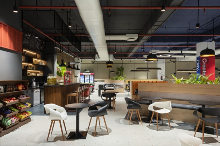 利用树木大小的室内植物模糊了办公室内外空间的界限