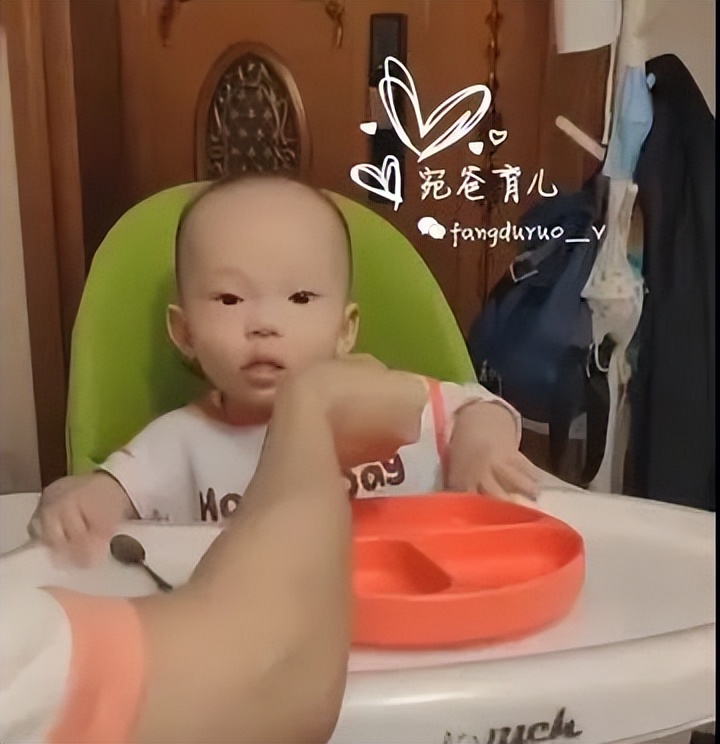 孩子一坐餐椅就哭,宝宝从餐椅上摔下来哭完想睡觉