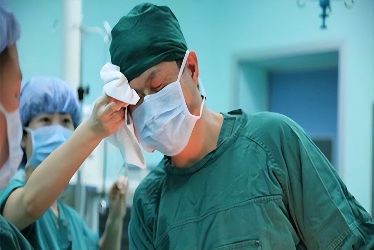 妇产科男医生面对女性隐私部位时，会觉得尴尬吗？医生说出无奈