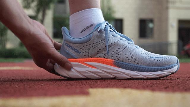 推荐踩屎感特别强的国产跑鞋,出街运动两不误