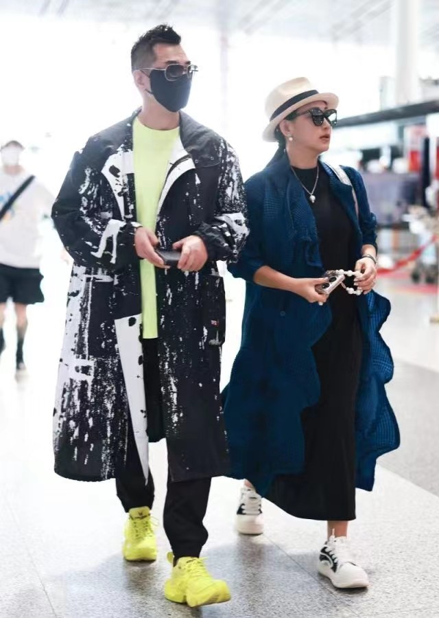 赵文卓陪老婆逛街,赵文卓妻子带儿女现身机场