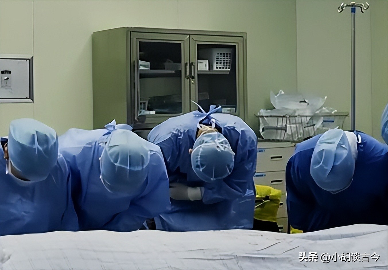 四川父亲忍痛拔掉儿子呼吸机,家人拔掉呼吸机视频