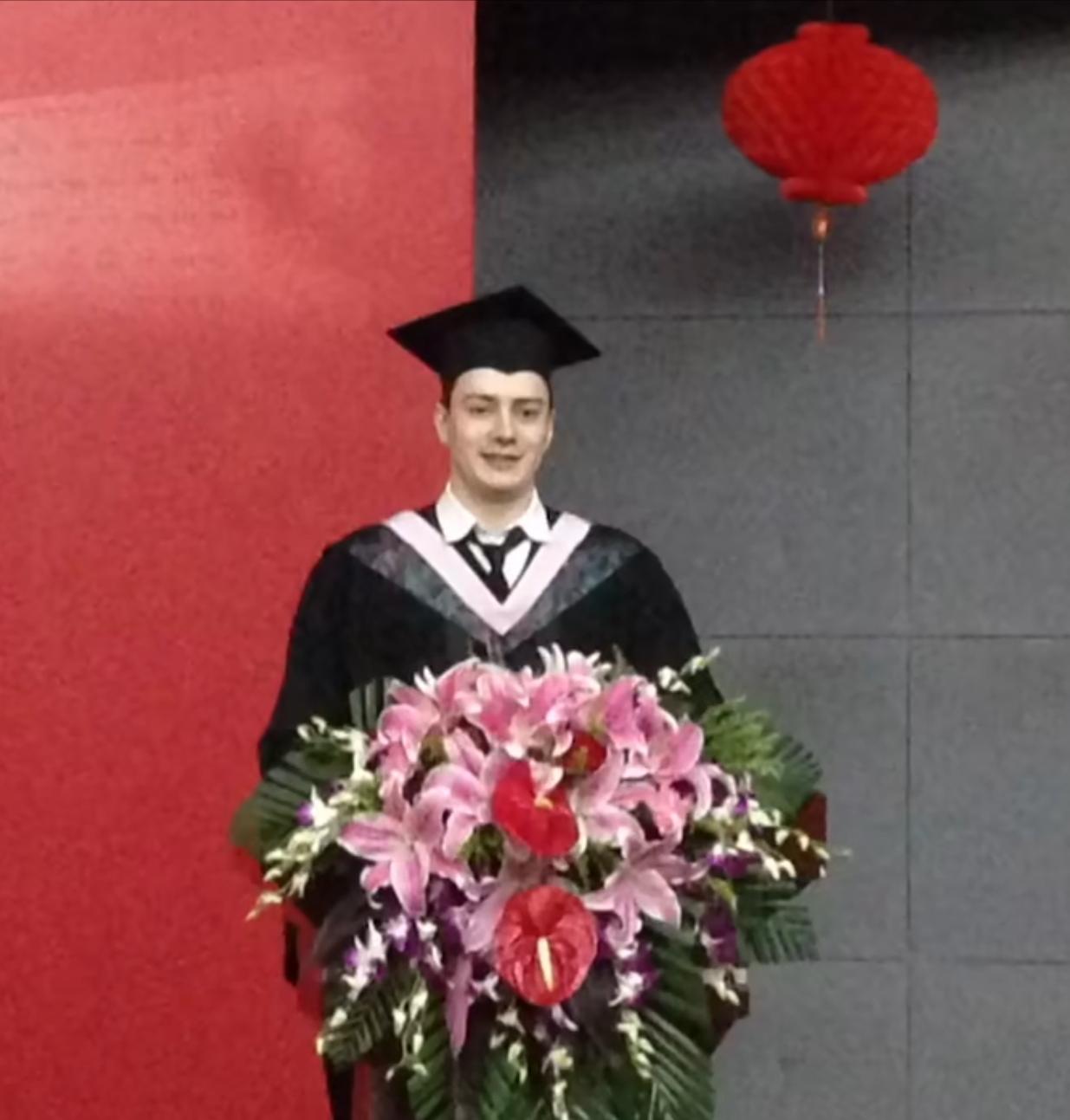 俄罗斯小伙靠喊“我爱中国”吸粉千万,娶大25岁韩国美女定居中国