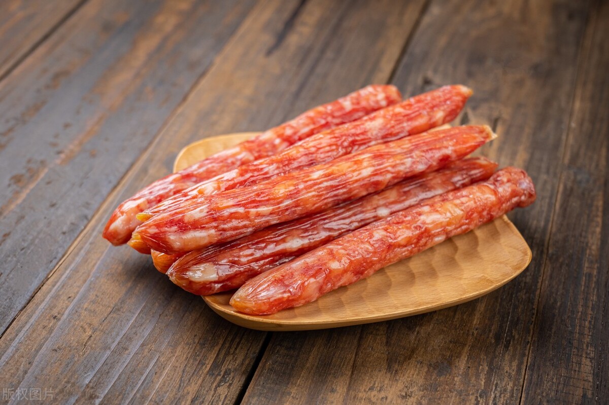 腊肠上有白色小点点还能吃吗,腊肠有一点点酸但不臭能吃