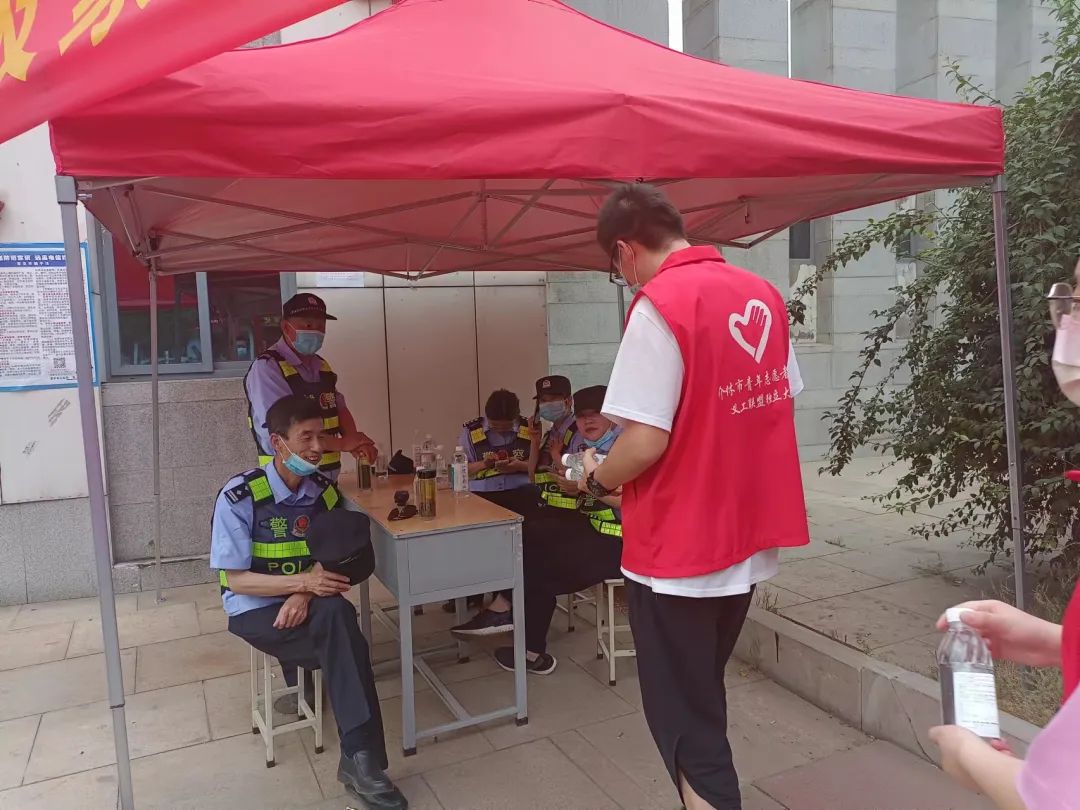 介休青志协红马甲为你护航，愿你旗开得胜，未来闪闪发光