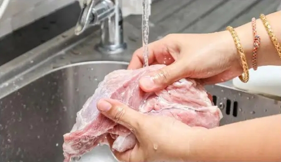 腌腊肉怎么才知道盐够不够,腌腊肉不要傻傻放盐教你三个诀窍