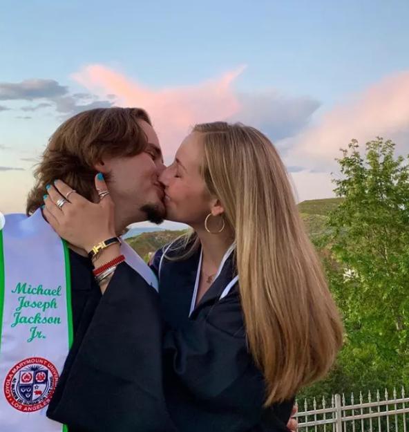 杰克逊大儿子遗传病,迈克尔杰克逊去世得了什么疾病