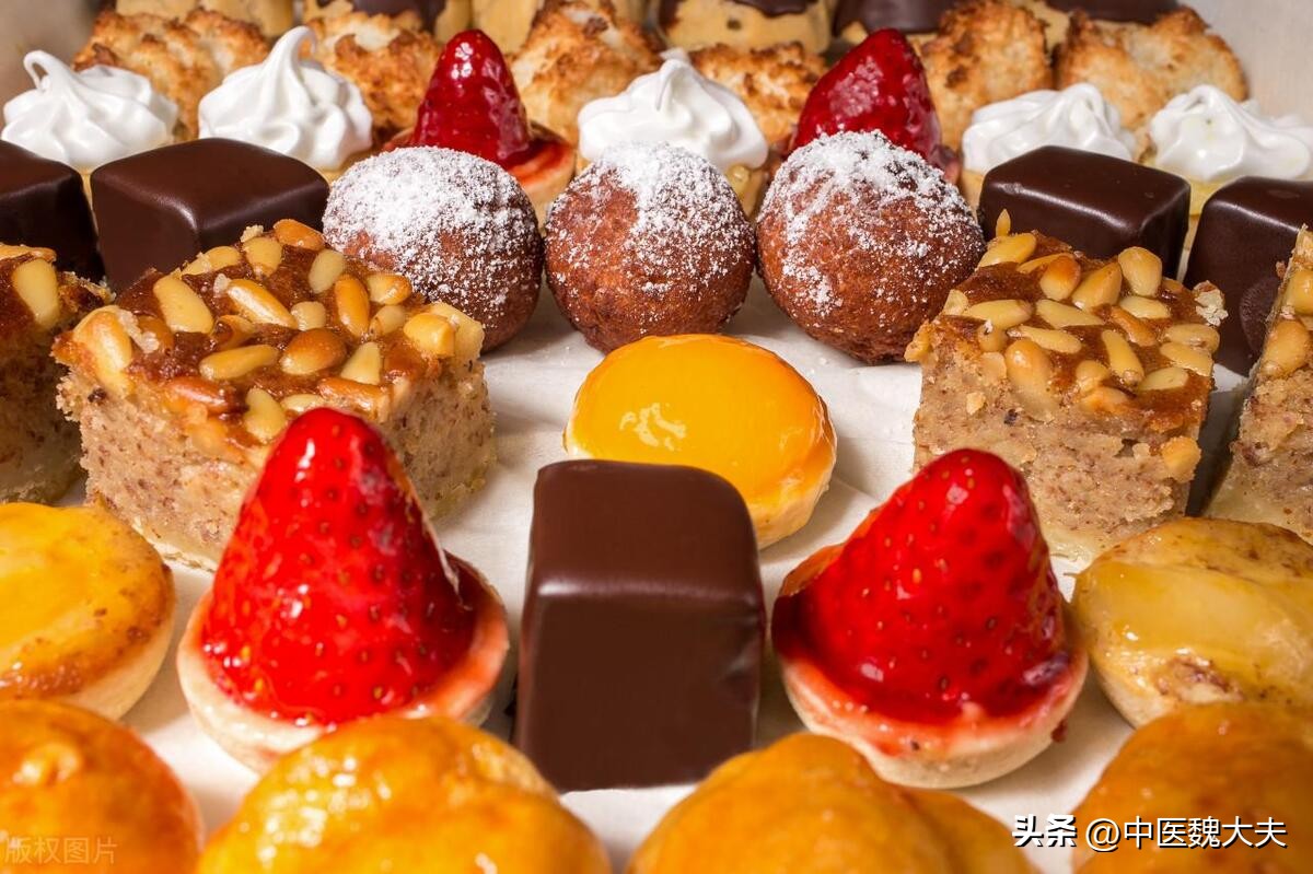 晚上吃夜宵和饿着肚子哪个更可怕,吃夜宵和饿肚子睡觉哪个危害更大