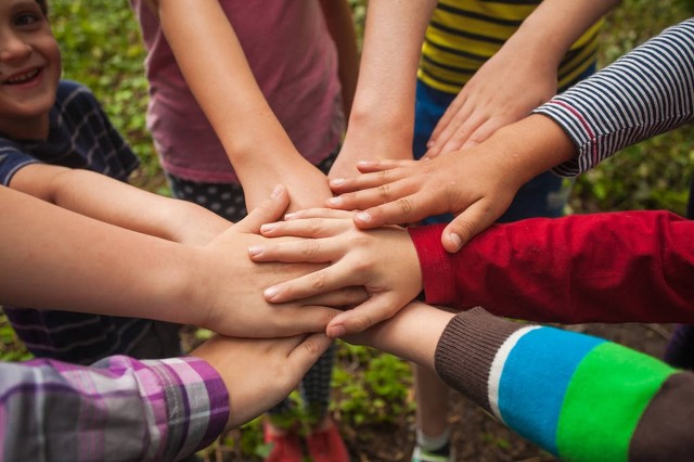 家长如何解决孩子跟同学发生矛盾,孩子在学校和同学闹矛盾怎么处理