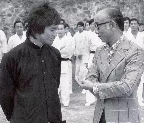 李小龙被神话还是确实有实力,李小龙被群众演员打脸片段