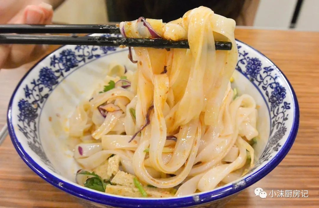 凉皮好不好吃全靠红油香不香,凉皮要怎么吃才最好吃