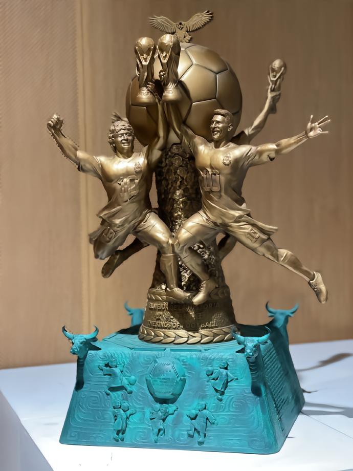 主办方提前颁奖给梅西,主办方给梅西奖杯