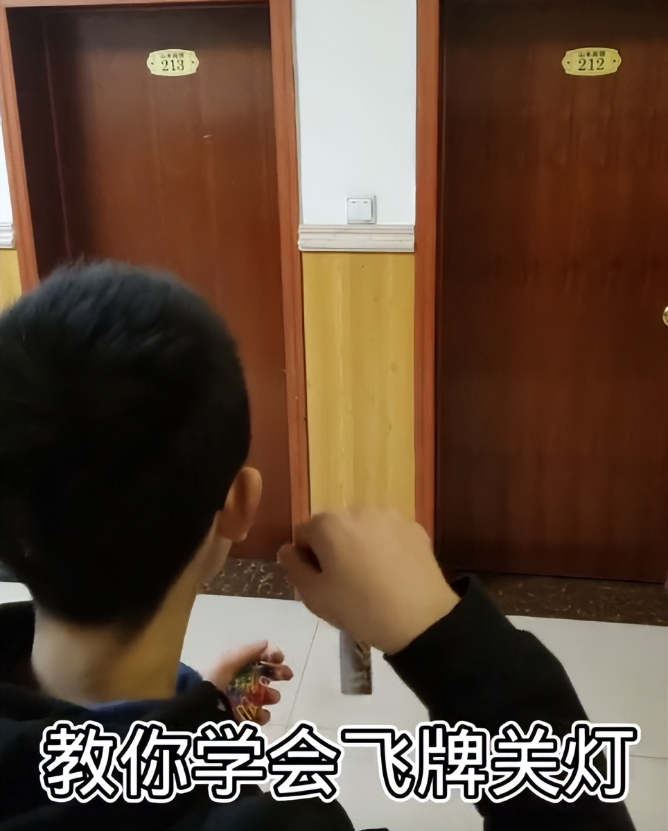 扑克牌真的能插进木板里吗,小孩扑克牌打穿木板