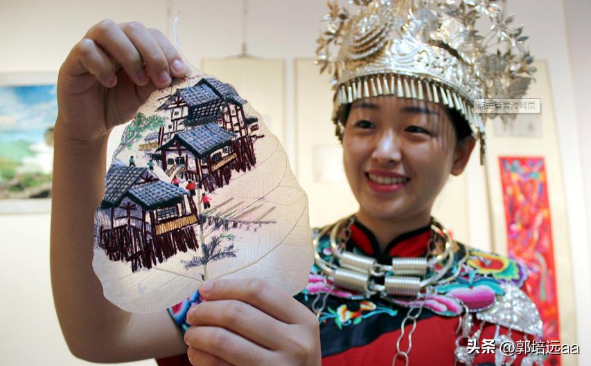 一小伙卖树叶一天挣12000,贵州女子巧用树叶赚大钱