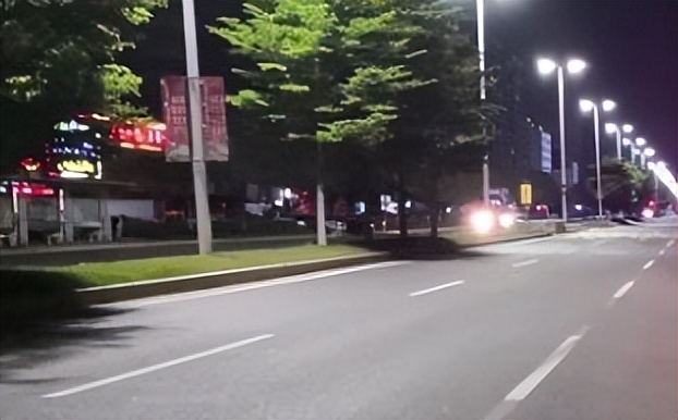 男子帮抢回手机刮到汽车被赔2000,车剐蹭全责对方修车5000元