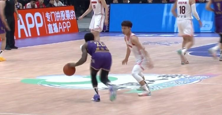 徐杰进三分杜锋搞笑,徐杰关键2加1杜锋的反应