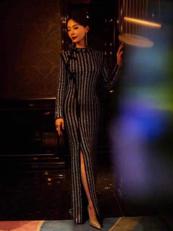 刘嘉玲关晓彤同框,穿旗袍大秀窈窕好身材