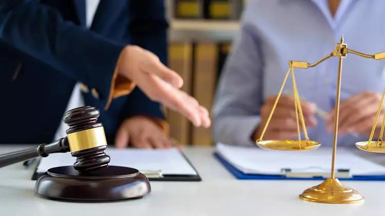 横穿球场被撞伤，68岁老人状告打球学生索赔5万，法院：后果自负