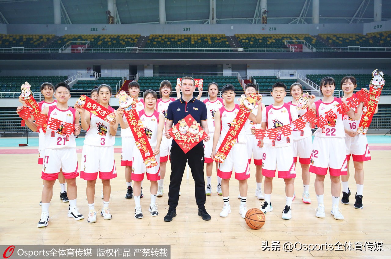 山西女篮摄新春写真手持横幅展迷人微笑送祝福