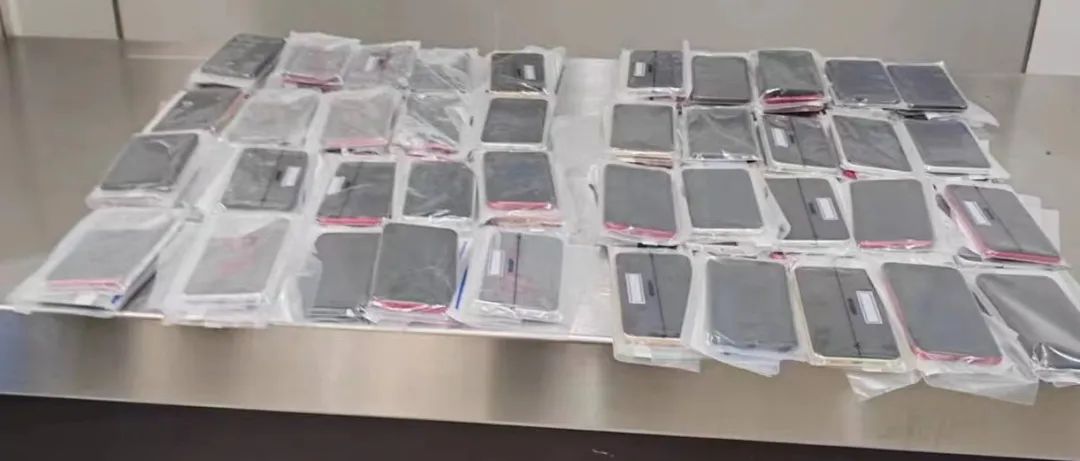 男子绑藏50部手机被查获,两人绑藏79部手机入境