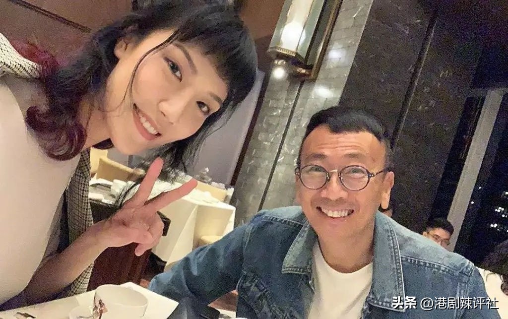 曾志伟与性感女模当众亲吻引网友吐槽，女方疑是香港富豪干女儿