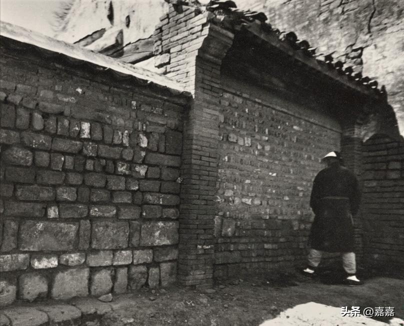 侵华日军老照片：女子自愿脱衣服让日本人拍摄，被拍下大尺度照片