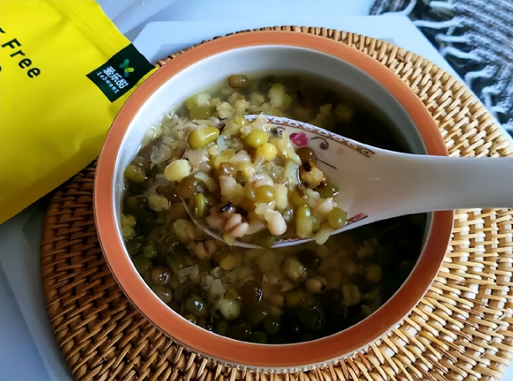 煮绿豆为什么要放个勺子,个别绿豆煮不烂怎么回事