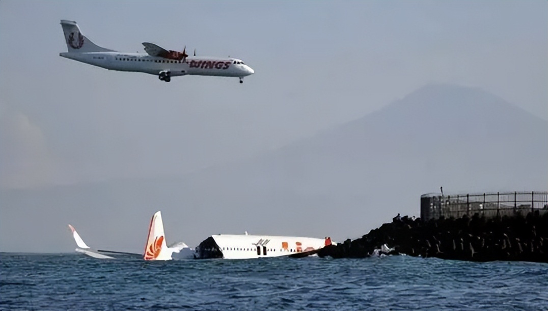 波音737空难飞行示意图,波音737空难事件坠落高度