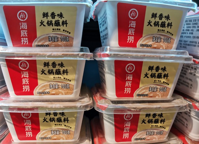 拼命搞钱的海底捞，夜市摆摊、演唱会门口拉客，半年狂赚22亿