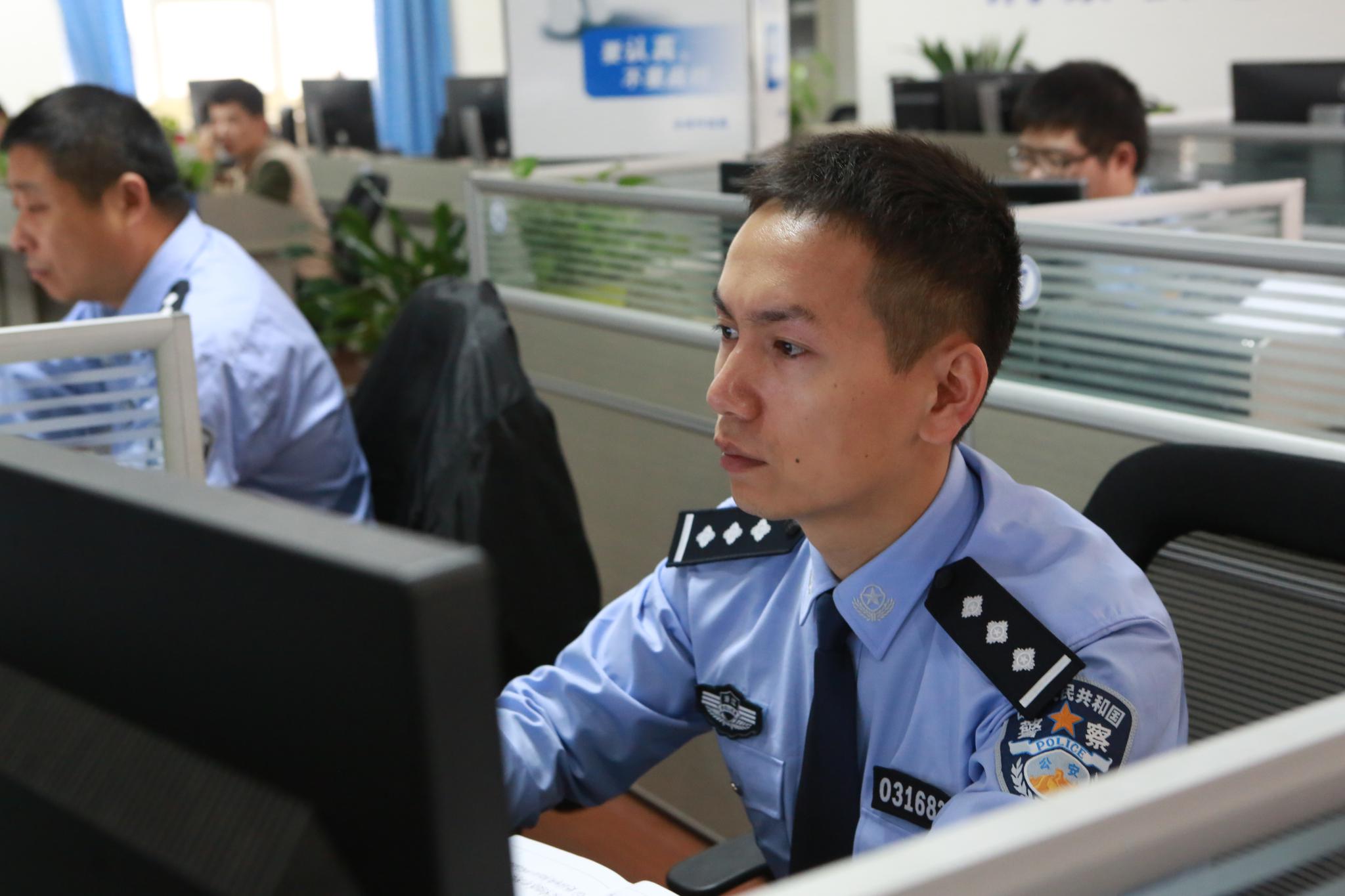 小男孩路边捡到一只小黄狗,男子捡到一只小黄狗自带笑脸