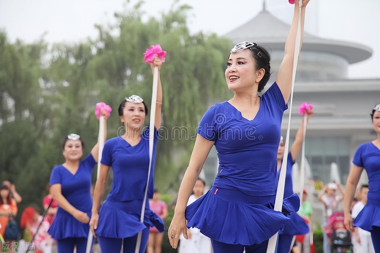 现在经济发展了，我们应该尽量营造环境，避免花甲农民出来打工