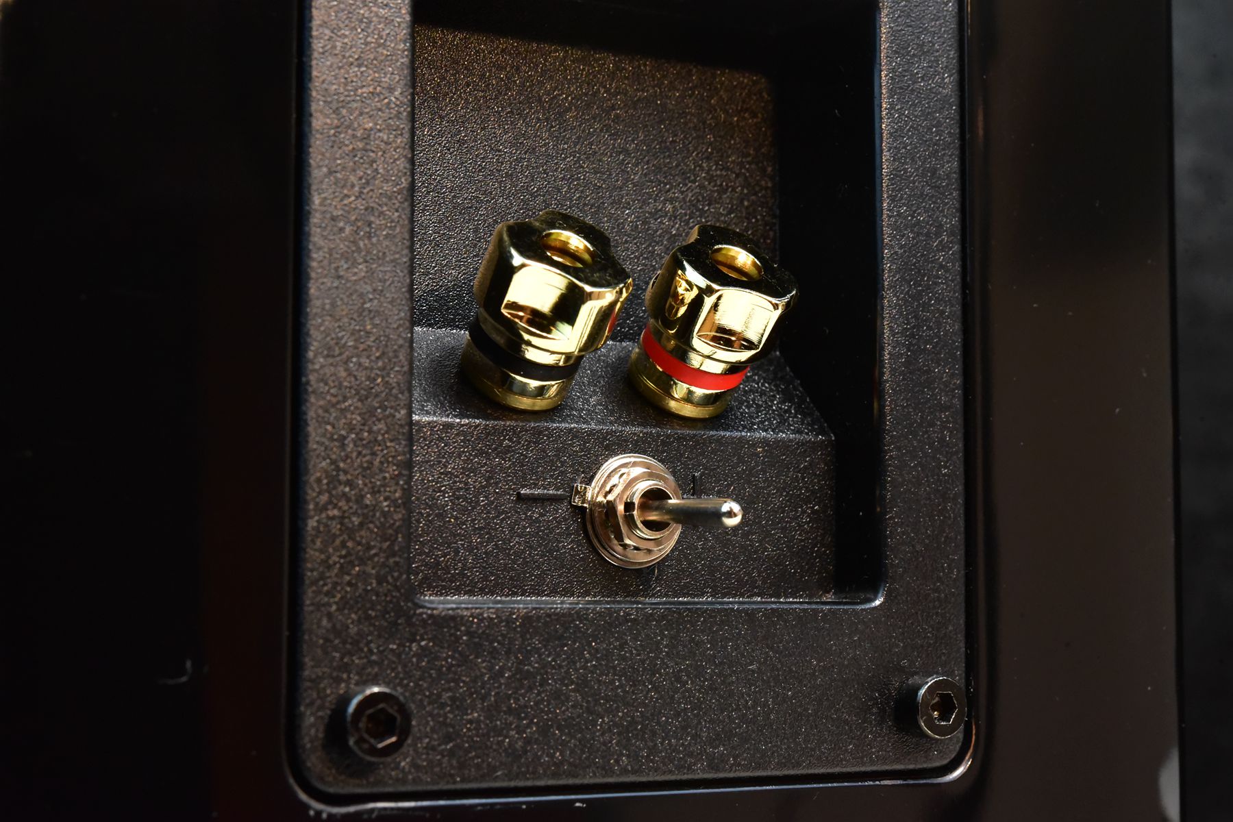 一对4寸音箱国内售价2K，日本却卖到7K，打听才知超有来头