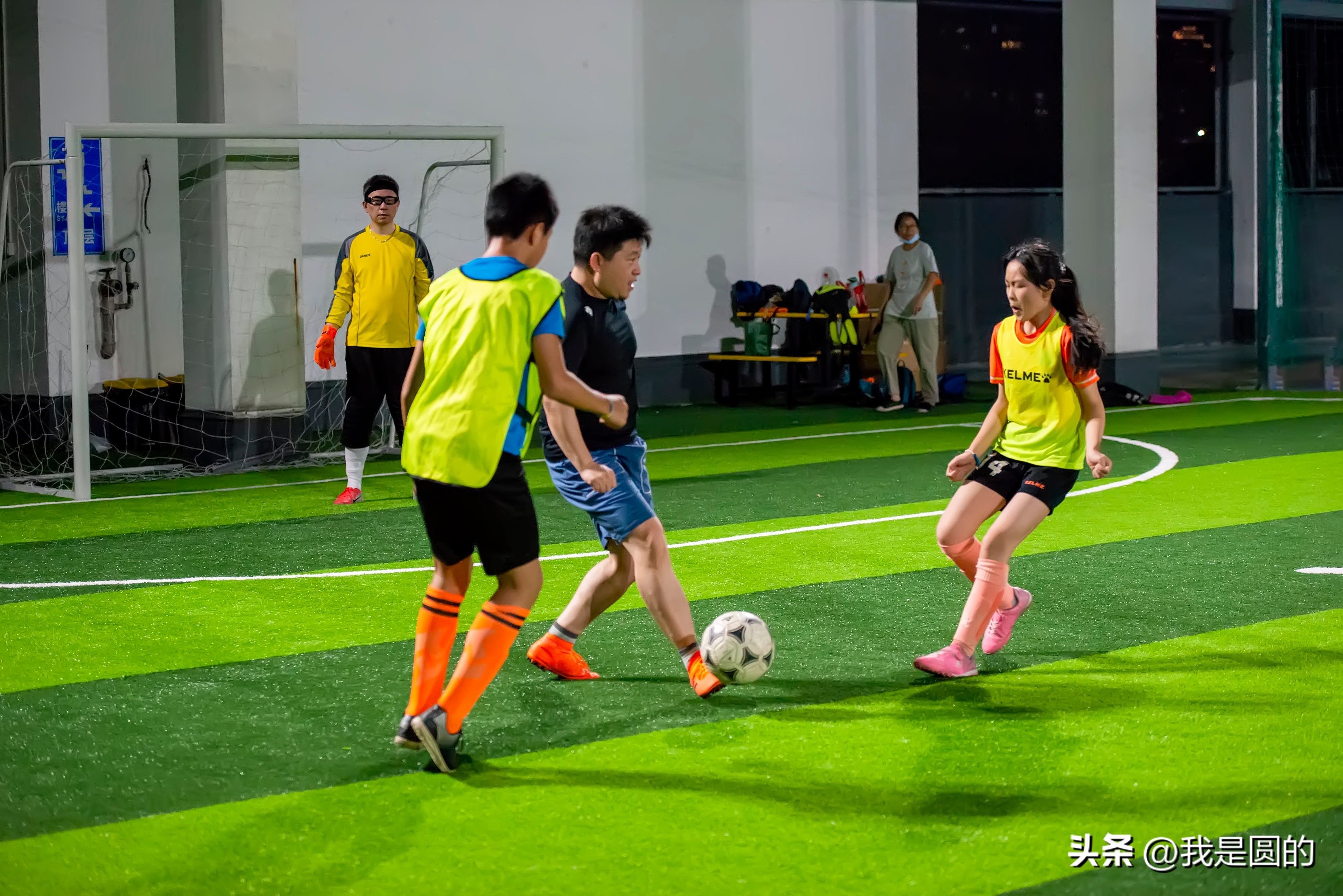 足球摄影作品创作说明,足球摄影作品简介200字