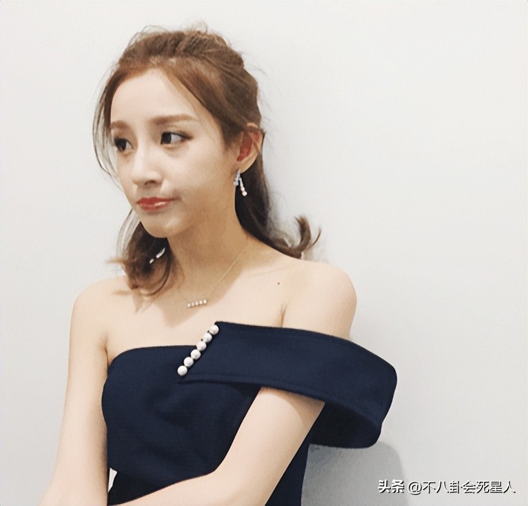 戴假发、穿半截西装、贴胶带瘦脸,原来央视的主持人这么“假”