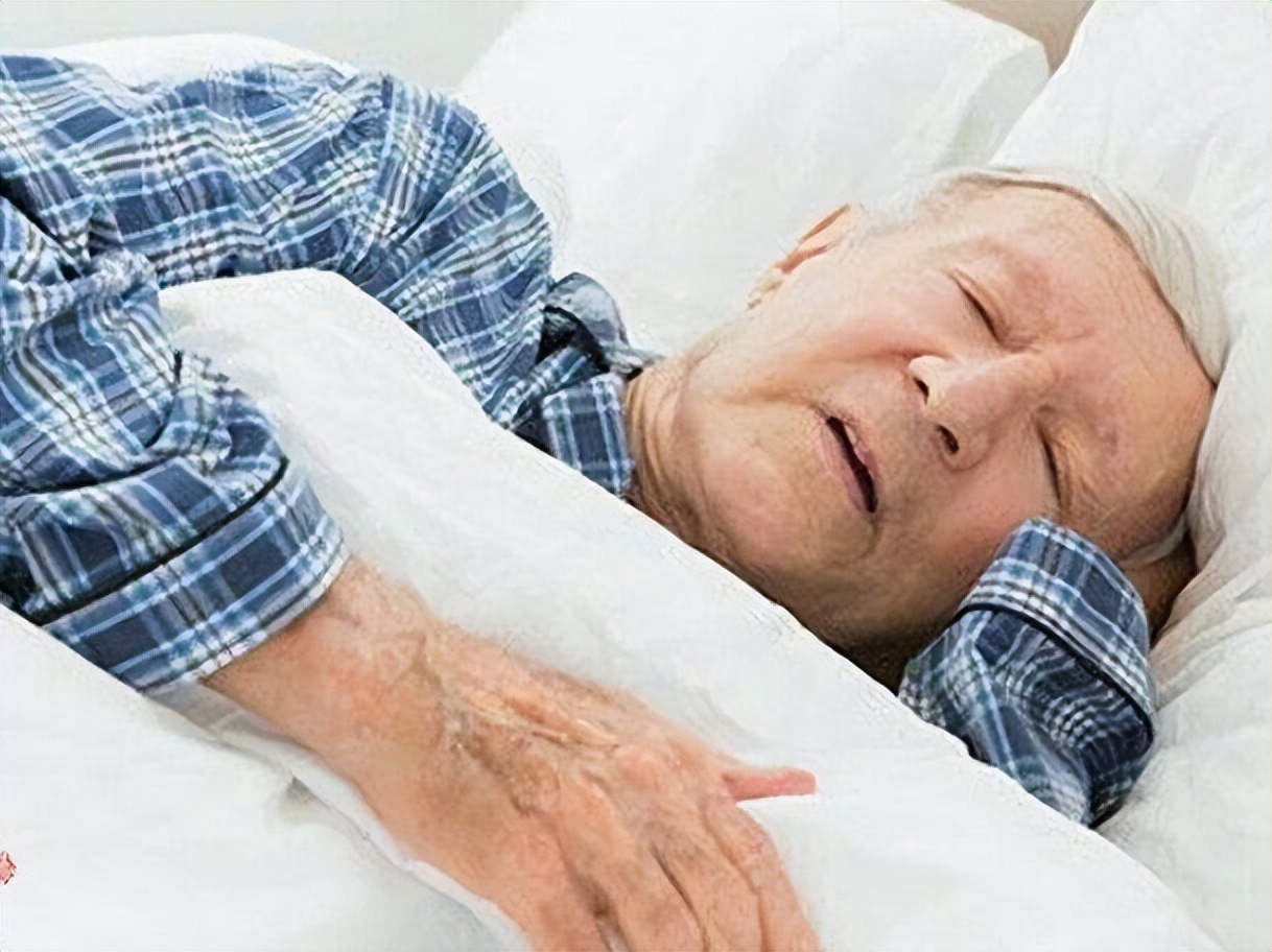 上了年纪经常出现口干,为什么老感觉上嘴唇干