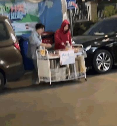 95后夫妻摆摊月入过万,摆地摊年薪百万