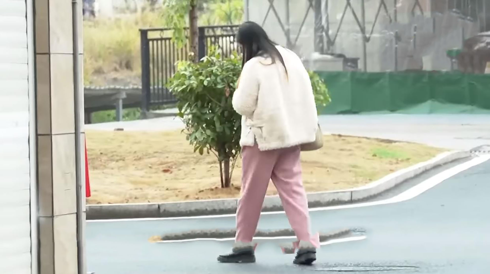 丈夫投资失败妻子摆摊还债,丈夫向妻子娘家借钱创业