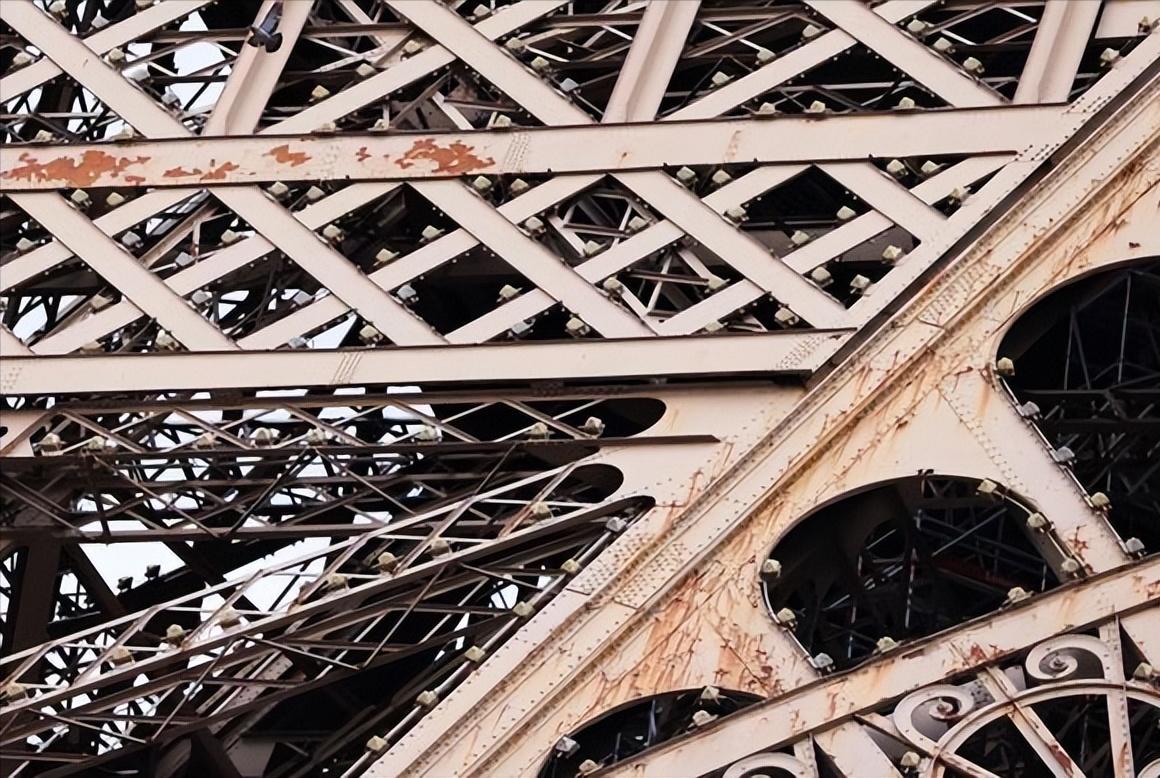 埃菲尔铁塔“撑不住”了？884处钢架断裂，花费4亿只修了条腿