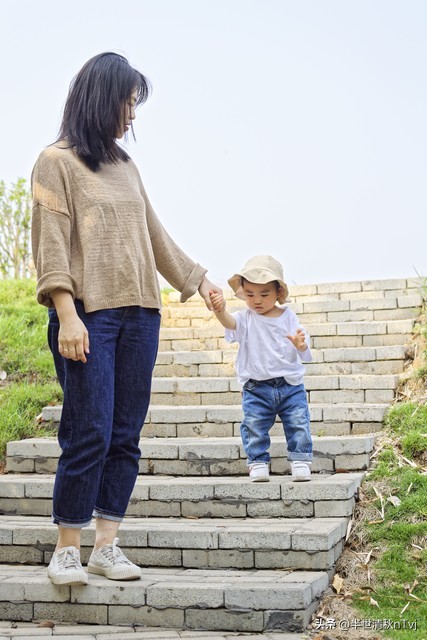 疫情三年她在用娇小的身躯赚钱还债