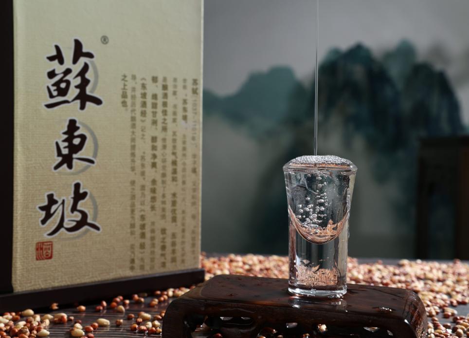 广东一大爷晒酒柜引发网友热议，行家：都是便宜酒，想买都买不到